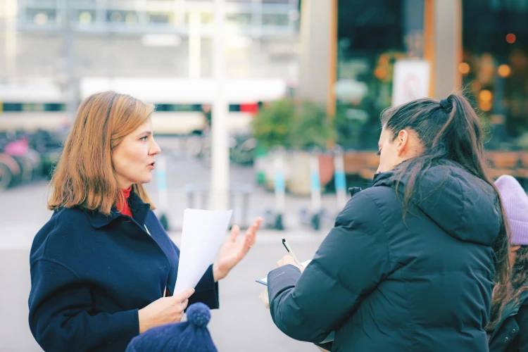 Monica beim Unterschriftensammeln